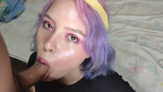 La princesse dumblegum suce votre bite et bâillonne avec votre sperme