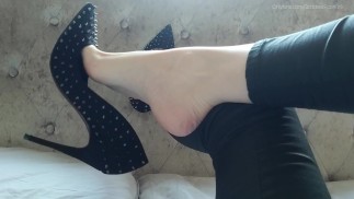 Любуйся моими ногами, когда я болтаю на высоких каблуках