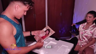 enteada gostosa dá boneca tantaly de aniversário para foder padrasto bonito DILF
