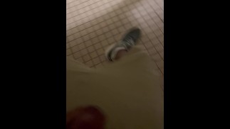 Guardami masturbare il mio cazzo in palestra