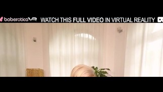 Rubia caliente en solitario Victoria Pure se frota el coño con los dedos en realidad virtual.