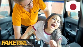 Rae Lil Black prend la grosse bite de l’instructeur dans sa chatte japonaise serrée - Fake Driving School