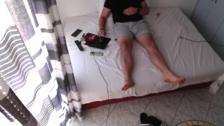 Ho beccato il mio compagno di stanza a masturbarsi mentre non ero al dormitorio. Guardare porno su pornhub.