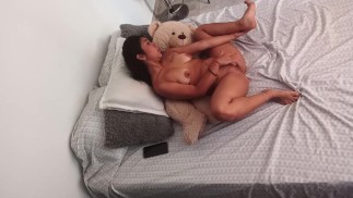 Ich masturbiere meine Muschi im Zimmer meines Stiefvaters.