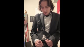 Amateur twink trekt zich af in kerkkast