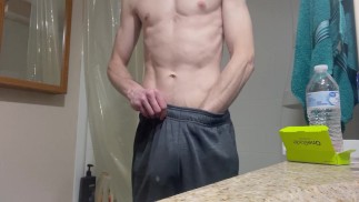 Cara em forma com tesão brinca com pau enorme no banheiro grande gozada solo
