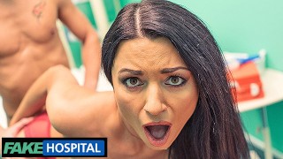 Milf polonesa Ania Kinski mostrando seus novos peitos ao médico - Fake Hospital