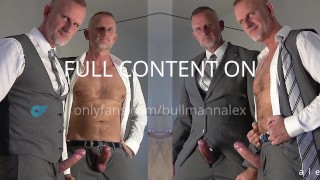 西装大鸡巴肌肉爸爸脱掉衣服射出一大堆