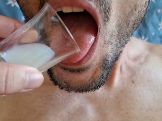 Związany Niewolnik Chłopiec Połyka Własną Spermę Ze Szklanki Dla Swojej Pani