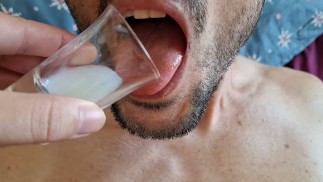 Związany niewolnik chłopiec połyka własną spermę ze szklanki dla swojej pani