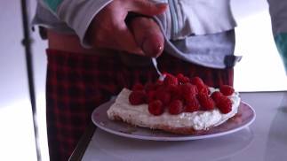 recheando meu cheesecake com meu creme especial - gozar na comida
