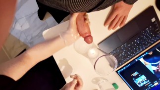 Pielęgniarka banku nasienia profesjonalnie doje koguta w celu darowizny, ręczna robota w lateksowej rękawiczce wytrysk