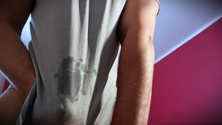 Garçon Cums à travers sa chemise après avoir bordé sa bite humide
