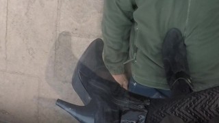 回家吃午饭，我的奴隶迎接我