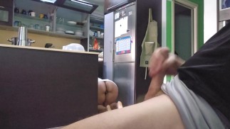 Muestro mi gran erección a mi madrastra, ella no pudo resistir la tentación ...