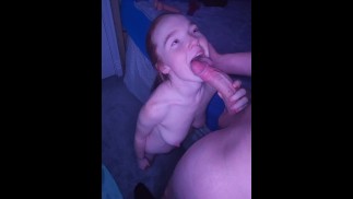 Je me suis mis à genoux et étouffé sur cette grosse bite
