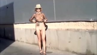 Pornsonick exhibiendose en el lavadero de coches