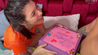 Moja przyrodnia siostra kończy 20 lat i zaskakuję ją niezłym pieprzeniem orgazmami