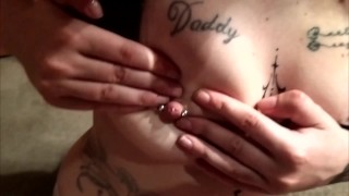 Gatita caliente ordeñando bonitas tetas / compilación lactante
