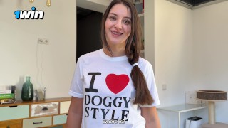 私は彼女が彼女の中に「私はLove小犬スタイル」Tシャツと宣教師兼を着ているときに私の義理の妹を誘惑しました!