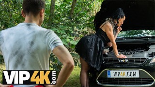 MATURE4K. Великолепная Texas Patti занимается извращенным сексом с огромным членом в лесу