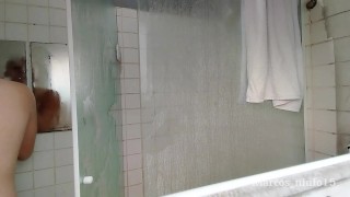 Je suis allé dans la capitale et j’ai séjourné dans un hôtel 2 étoiles. La nuit j’ai pris une douche dans le pire hôtel.