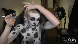 Dalmatyńska dziewczyna maluje ciało nudy timelapse