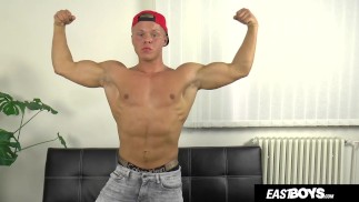 Garoto musculoso e musculoso com gozada enorme