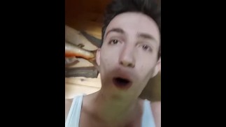 Italiano tesão se tocando com seu meio-irmão depois de bater um jogo