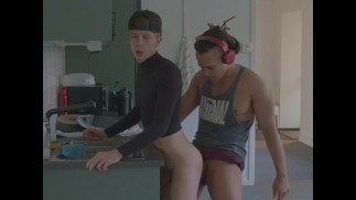 Twink blanco follada cruda por top latino con miedos, mientras hace platos
