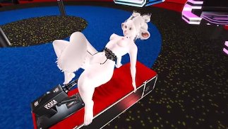 Beautiful Furry zostaje zakneblowana do seks-maszyny w pokoju BDSM