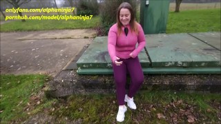 Baise pisse sur moi, mouille moi-même en public Park