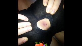 彼はショーツに穴を開け、18歳の隣人のアナルに閉じ込めた