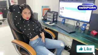 Secretaria cachonda chupa y folla la polla del jefe hasta correrse en la boca - Atrapado masturbándo