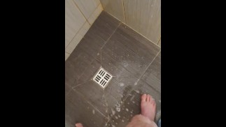 在旅馆淋浴间看到其他人的鸡巴，危险的公共混蛋