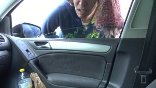 O BOŻE!!!! Kobieta przyłapała prawdziwego podglądacza na pokazie swojego kutasa !!