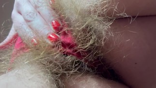 毛むくじゃらの猫は赤いパンティーでいじめる超大きなブッシュアマチュア