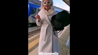 Moglie tradisce il marito durante un viaggio in treno - Niky La Monella