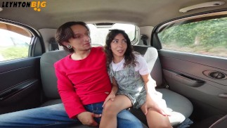 Primeira vez foda para este petite em um carro - Sexo em público e foda arriscada