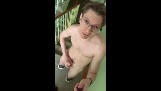 Naked masturbazione nella tromba delle scale durante il giorno