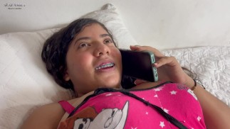 Ik vind mijn ondeugende Indiase stiefzus die aan de telefoon praat met haar vriendje en ik maak haar geil