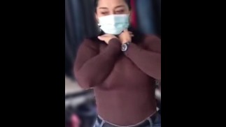 Creador de contenido erótico convence a la vendedora para masturbarse en público