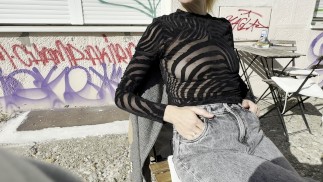 Parte I - Esposa sexy usa blusa transparente en público frente a todos exponiendo sus pezones perforados