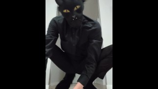 Cute kat gebruikt speeltjes voor volwassenen om plezier te hebben