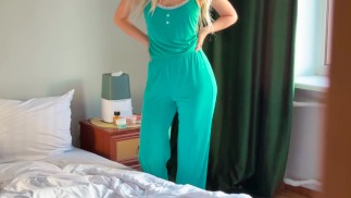 ステップママはステップ息子がけいれんしているのを見つけて、彼女のパンティーで素早く中出しするのを手伝って、それらを引き上げるのを手伝います