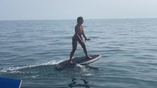 Chłopaki odważą się na surfowanie topless w stringach