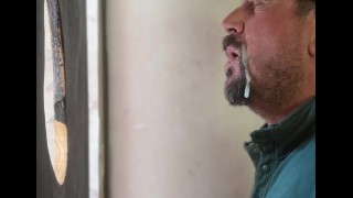 kijken terwijl de weg loopt en mijn gezicht en gloryhole opruimen