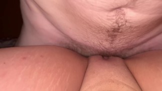 Golpeando su dulce y jugoso coño