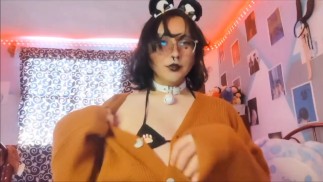 フェンボーイはディルドで彼女のお尻で遊ぶ
