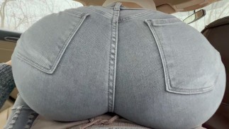 Gros cul demi-soeur frottant la chatte sur la bite dans la voiture